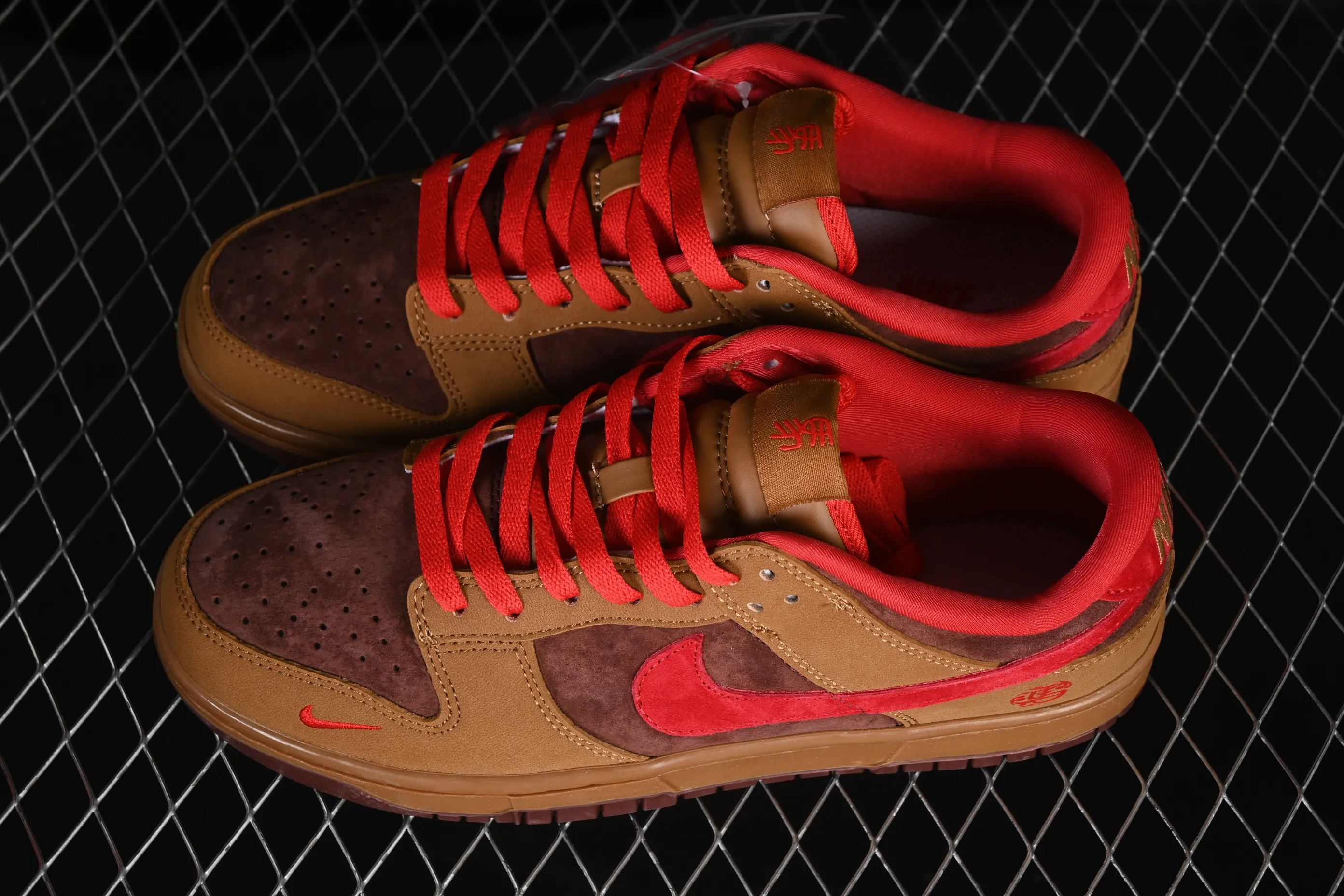 All categories Nk SB Dunk Series Nk SB Dunk Low High-end customized low-top sneakers Nike SB Dunk Low Year of the Horse limited edition yellow brown red High-end customized low-top casual sneakers YF9511-926